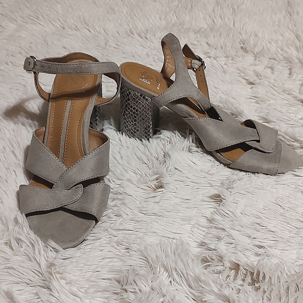 New Directions Elsey Faux Suede Sandals Gray Snakeskin Block Heel Buckle Size 7